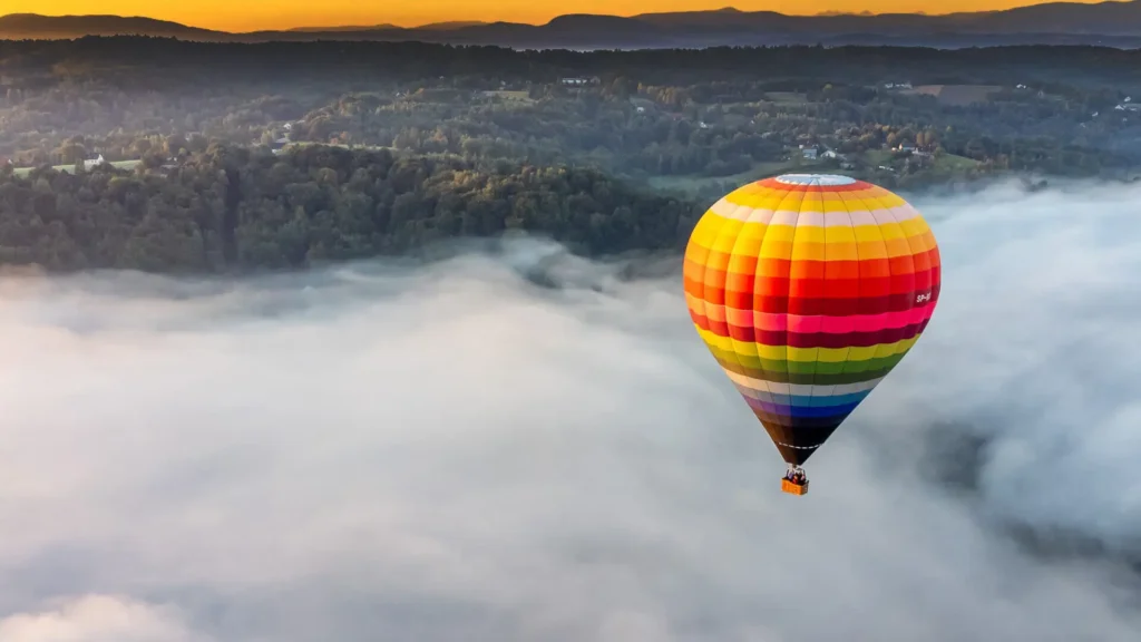 Lot balonem - Beskid Wyspowy Balon nad Beskidem Wyspowym przy morzu mgieł